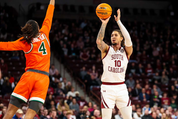 Myles Stute taking a shot around the perimeter versus Florida A&M (30 Dec., 2023)